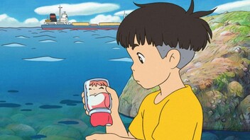 Ponyo na litici kraj mora