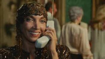 Ljetna noć s grčkim profilom, bademastim očima i mirisom bosiljka