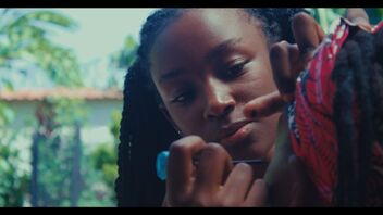 Žena koja je dirala leoparda